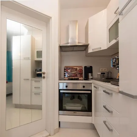 Mack - Blue Apartment *