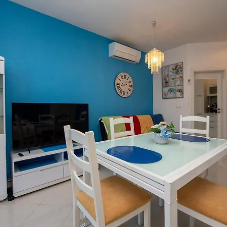 Mack - Blue Apartment *